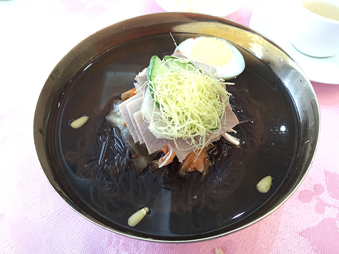 평양냉면은 고기로 낸 육수에 동치미 국물을 섞어 만든다. 시원하고 슴슴한 맛이 특징이다. 1차 남북정상회담 당시 환영만찬에 등장한 옥류관 냉면. 연합뉴스